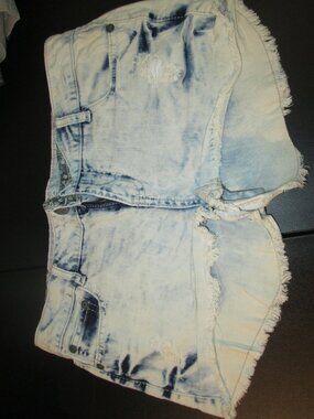 EUC Juniors sz 9 light wash Jean shorts Hippie Laundry frays on bottom